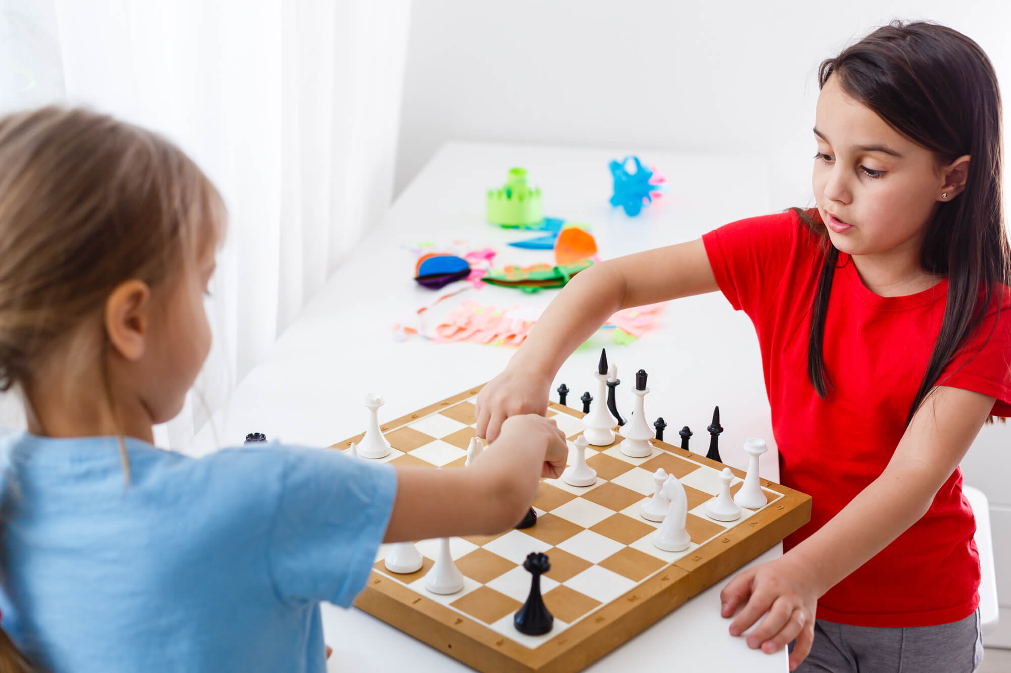 Images de deux enfants jouant au échecs pour illustrer l'école d'échecs du Cercle d'échecs de Bagneux