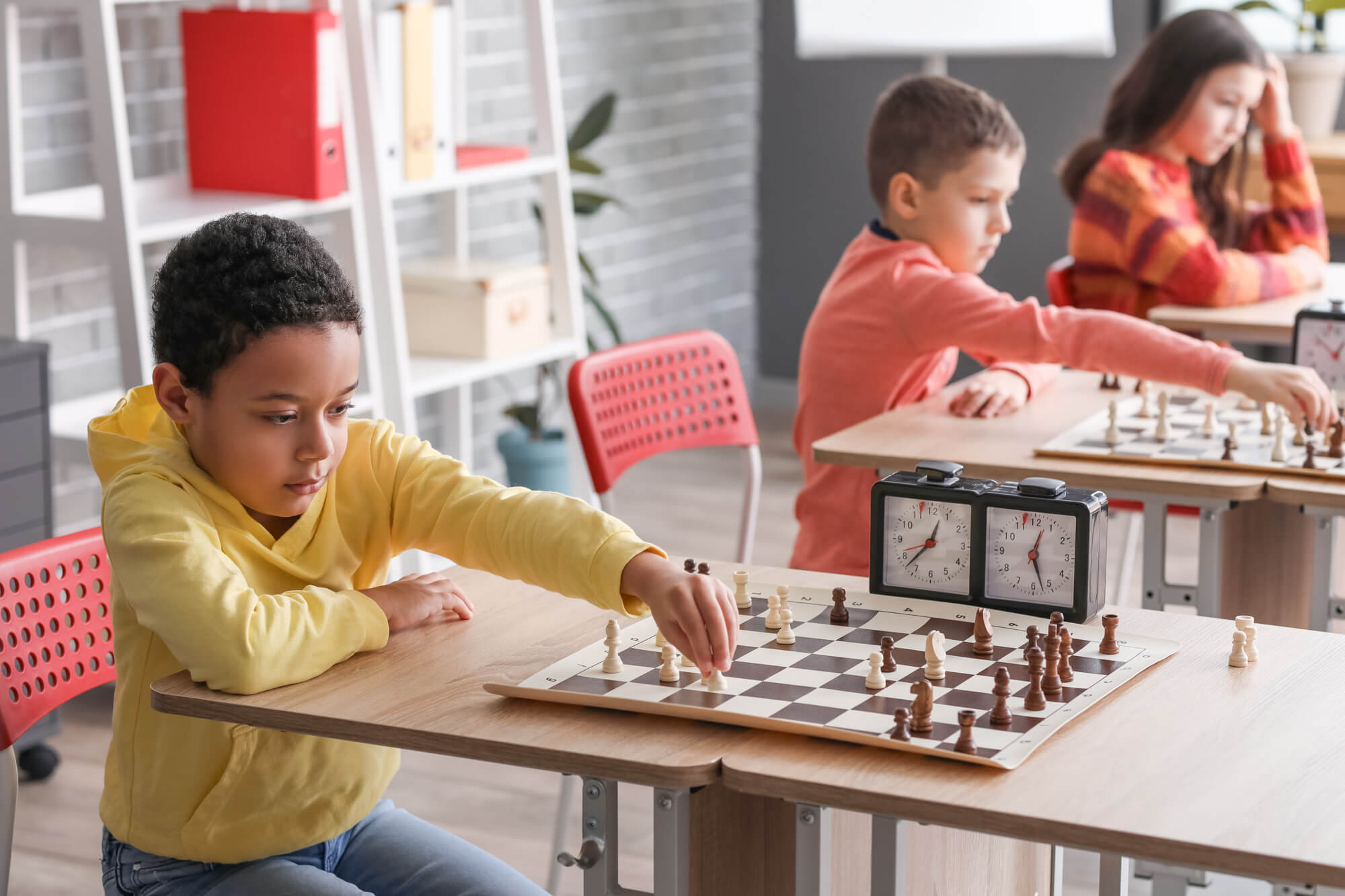Image d'un enfant jouant au échecs pour illustrer l'école d'échecs du club d'échecs de Bagneux